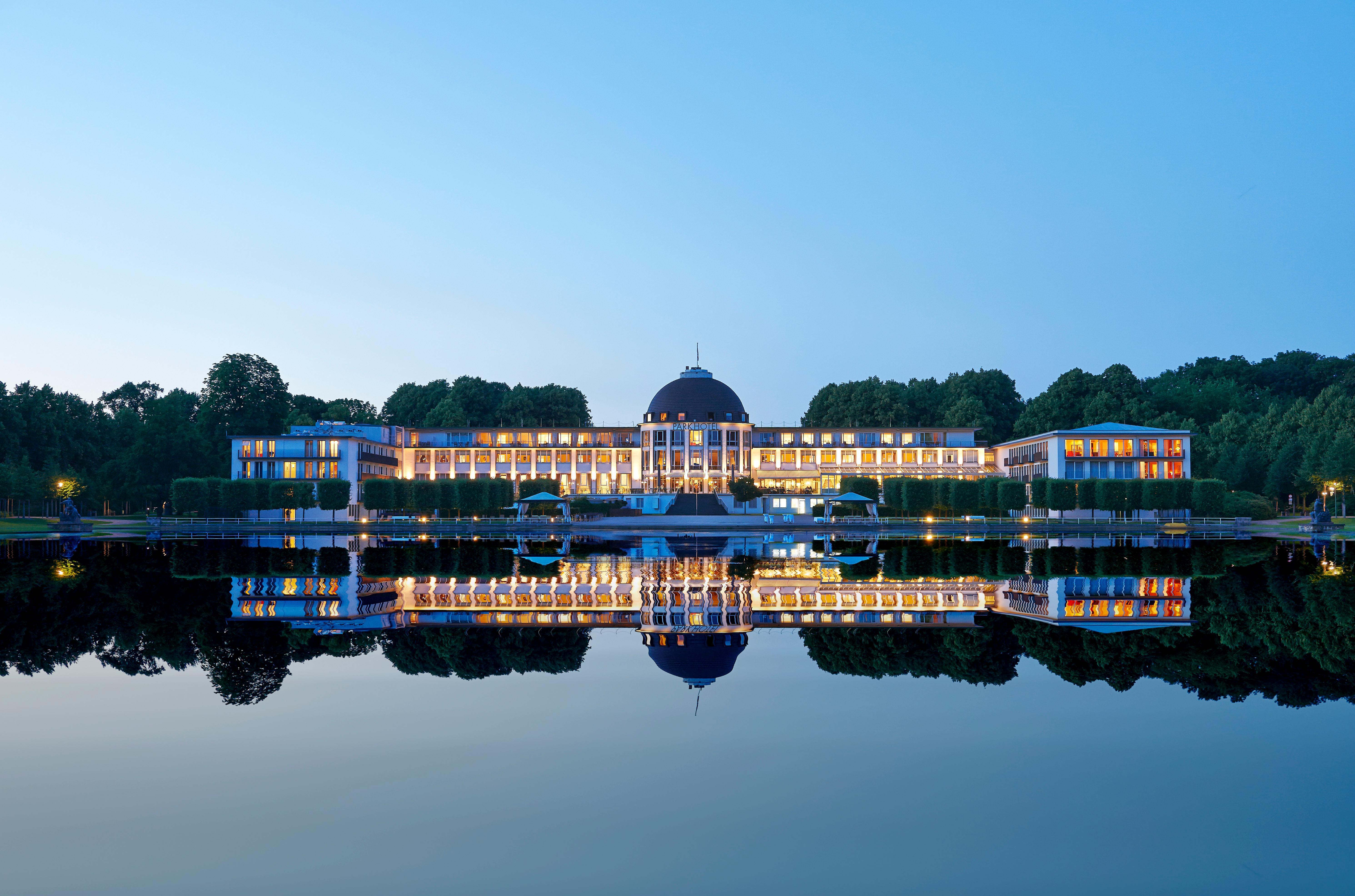 Parkhotel Bremen - Ein Mitglied Der Hommage Luxury Hotels Collection Exterior foto The hotel at night