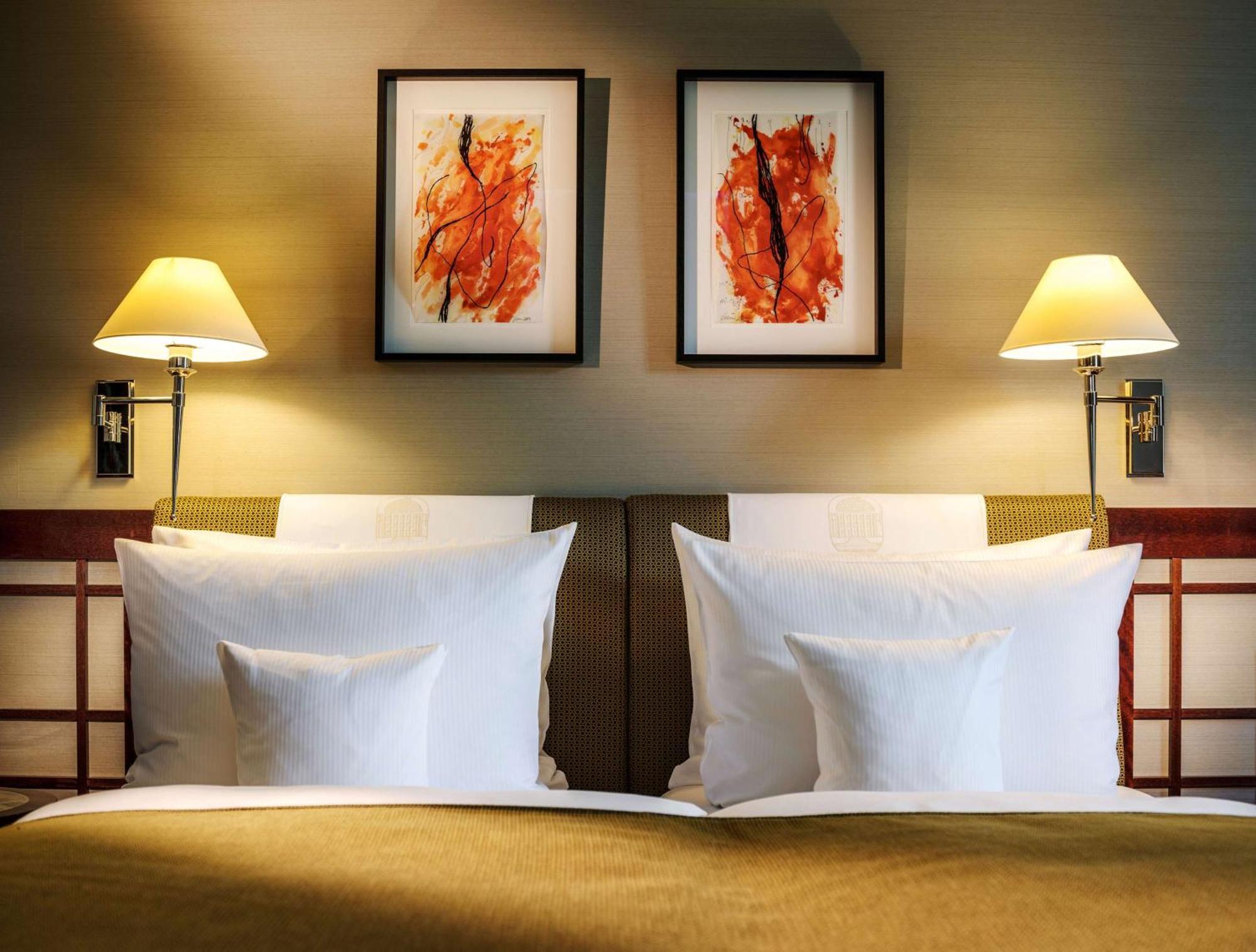 Parkhotel Bremen - Ein Mitglied Der Hommage Luxury Hotels Collection Exterior foto A bed with two pillows