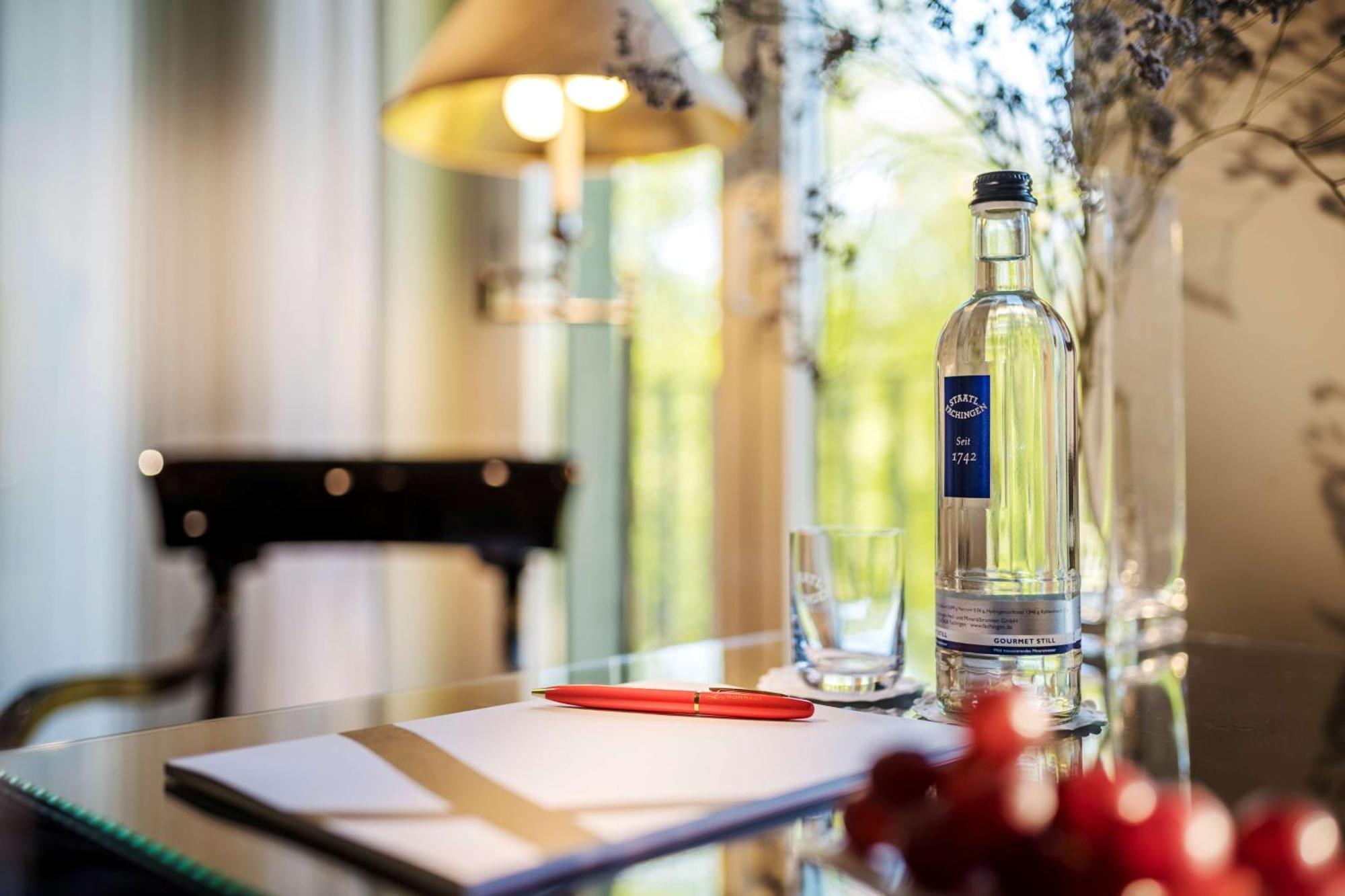 Parkhotel Bremen - Ein Mitglied Der Hommage Luxury Hotels Collection Exterior foto A bottle of water
